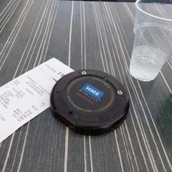 Viscentre 't Wad - Bestellt wird am Tresen. Man bekommt dann eine WLAN betriebene Scheibe u. wenn diese blinkt und vibriert, kann man sein Essen abholen. ;)
