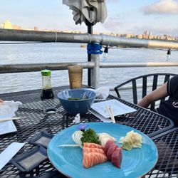 Sushi Cruise - Sashimi appetizer, chefs choice. White tuna, tuna and salmon.