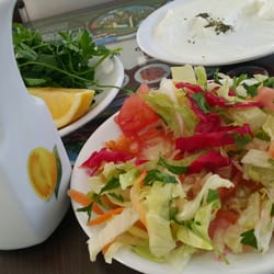 Kebapçı Adil - Salata için servis edilen zeytinyağı bayattı. Makine yağı gibi kokuyordu. Muhtemelen zeytinyağı da değildi.