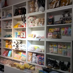 J-Store - Ein großes Regal voller Rillakuma ,Kutusita nyanko, Sentimental Circus und Hello Kitty Merchandise.