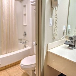 Days Inn by Wyndham Harriman - Guest room bath
