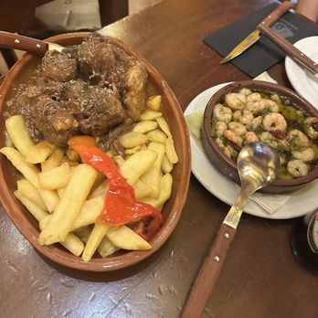 La Fragua de Vulcano - Oxtail stew and garlic "prawn" - Tapas Bars Near Me - Madrid, M