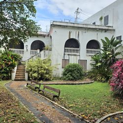 La Casa Blanca - A courtyard and park on the property