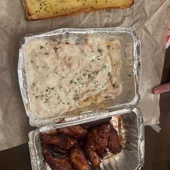 Garlic Bread, Fettuccine Alfredo with Chicken, bbq 10 Wings - Classic