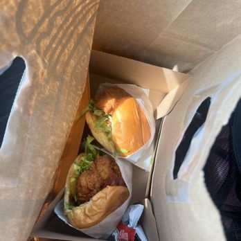 Shake Shack Vernon Hills - Not sure why this bothers me for the take out orders. There is too much pollen flying around & I wish it was covered up. - Fast Food Near Me - Vernon Hills, Illinois
