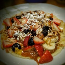 Tea Connection - Pancake de banana, frutillas, arándanos y granola con ddl.