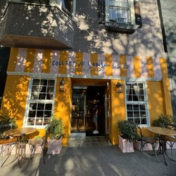 Front of restaurant - so cute!