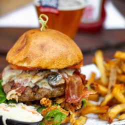Cast & Crew Gastropub - My last burger of Summer 2018. Looking forward to patio season! :)