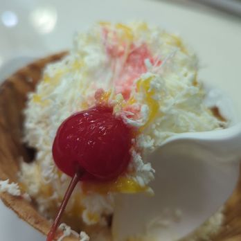 Nubes Ice Cream & Coffee Shop - Ice cream with cheese - Desserts Near Me - Chicago, Illinois