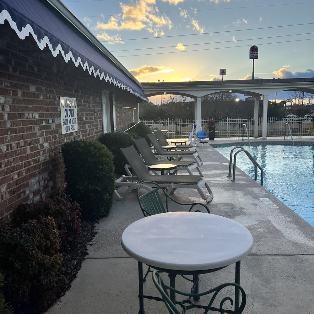 Best Western Plus Santee Inn - Tables and chairs by the pool - Hotels Near Me - Santee, South Carolina Best Western Plus Santee Inn - Tables and chairs by the pool - Hotels Near Me - Santee, South Carolina