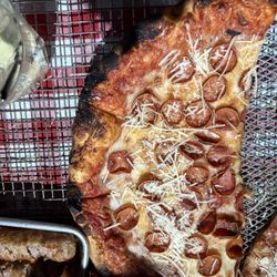Pizza En Pyr - Pepperoni is crispy on the edges!