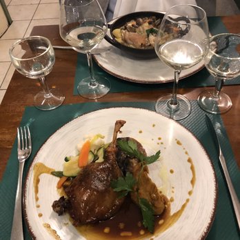 Le Bistro de L'absynthe - Confit de canard in the foreground, lapin avec champignons in the back. - Restaurants Near Me - Poitiers, 86 Le Bistro de L'absynthe - Confit de canard in the foreground, lapin avec champignons in the back. - Restaurants Near Me - Poitiers, 86