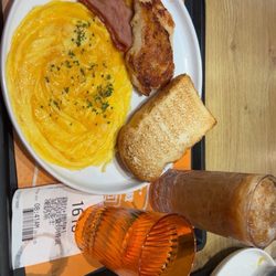 大快活 - Chicken, scrambled eggs and toast with ice milk tea