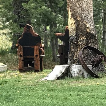 Double Eagle Resort - Mother Nature sitting in her chair, with what looks like wind blown long  Red hair. Had to get a close up to make sure it wasn't human. - Resorts Near Me - June Lake, California