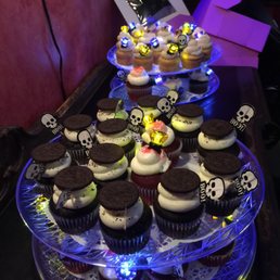 It was a glow & dark themed party, so I stuck some glowing rings & cake toppers in each cupcake ^_^ It was a glow & dark themed party, so I stuck some glowing rings & cake toppers in each cupcake ^_^