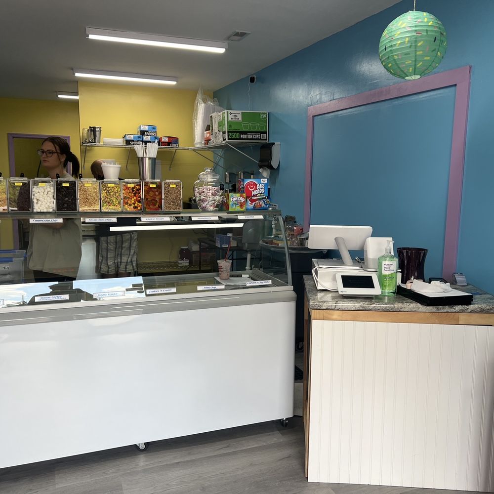 Angel Cakes Creamery - a view of the counter area - Ice Cream & Frozen Yogurt Near Me - Anniston, Alabama