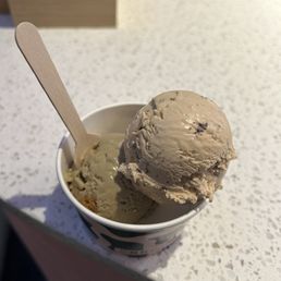 Earl grey stracciatella and hojicha biscoff split scoop Earl grey stracciatella and hojicha biscoff split scoop