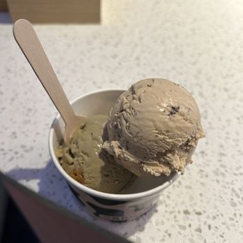 Melt Me Creamery - Earl grey stracciatella and hojicha biscoff split scoop - Ice Cream & Frozen Yogurt Near Me - Berkeley, California Melt Me Creamery - Earl grey stracciatella and hojicha biscoff split scoop - Ice Cream & Frozen Yogurt Near Me - Berkeley, California
