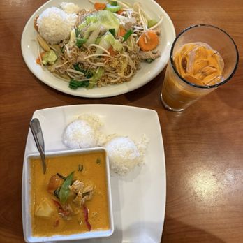 Takieng Thai Cuisine - Pineapple curry lunch special & Thai chow mein lunch special w/ Thai tea - Thai Near Me - Fair Oaks, California