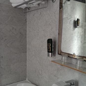 Atlanta Hotel - bathroom for Deluxe double room - Hotels Near Me - Amsterdam, New Hampshire