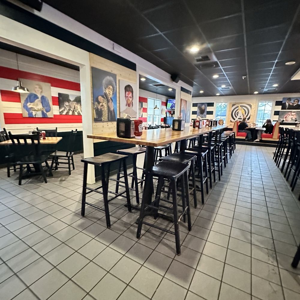 Waldo's Chicken & Beer - Dining room - Chicken Shop Near Me - Franklin, Tennessee Waldo's Chicken & Beer - Dining room - Chicken Shop Near Me - Franklin, Tennessee