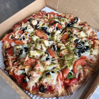 LW Pizza - Small Pizza - Chicken Pesto w/ fresh tomatoes, vegan cheese, spinach and olives. Sooooooo good! (: (10/15/22) - Pizza Near Me - Long Beach, California
