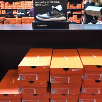 nike outlet mcarthur