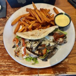 Tug's Casual Dining