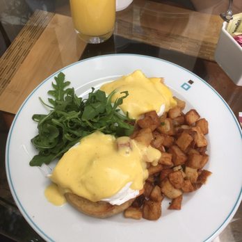 Sunroom Lounge - Eggs Norway - Lounges Near Me - Atlantic City, New Jersey