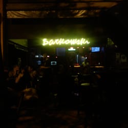 Barkowski - Mesas do lado de fora para fumantes e no melhor estilo underground
