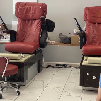 1Nail And Spa - Pedi area with lots of clutter. - Nail Salons Near Me - Springfield, Illinois