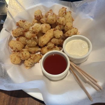 Yard House - Wisconsin Cheese Curds! Lovely as Green Bay Packers fan. - Bars Near Me - Pasadena, California