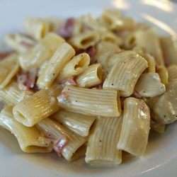 Sliced chicken breast, prosciutto and red onions tossed in a parmesan bleu cheese cream sauce and rigatoni pasta.
