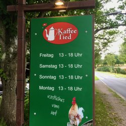 Kaffetied - Straßenschild mit Öffnungszeiten