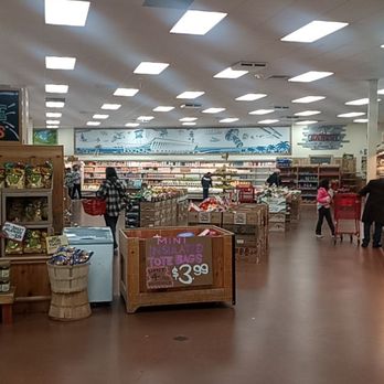 Trader Joe's - Entrance area with fresh produce. - Grocery Near Me - Ashburn, Virginia