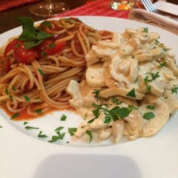 Trattoria Oro Nero - Spaguetti ao pomodoro e frango ao molho cremoso