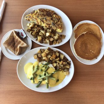 Sunset Grill - Crab cake eggs benedict, real Canadian omelette with cheddar cheese, bacon and mushroom, kids pancakes - Breakfast & Brunch Near Me - Markham, Ontario