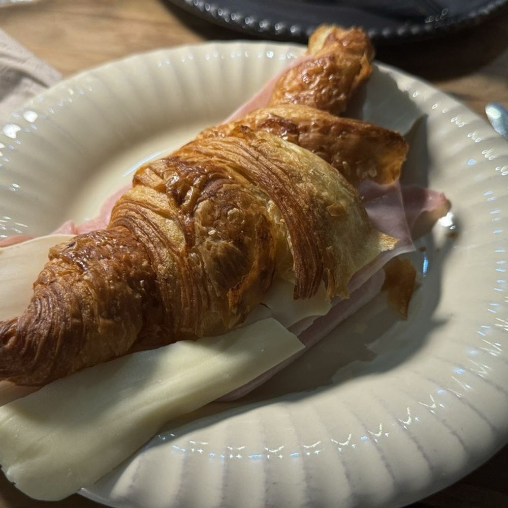 La Boulangerie - Ham and cheese croissant - Cafeteria Near Me - Lisbon, 11