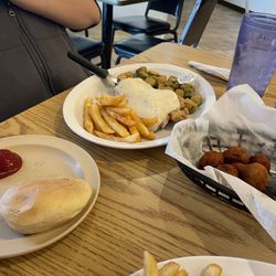 Hen house cafe - Chicken fried chicken with gravy