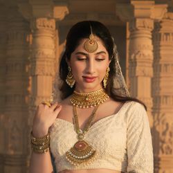 Bhindi Jewelers - Our intricate gold designs are perfect for adding a bit of tradition and glamor to your Diwali festivities.