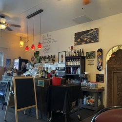 Broadway Grill - Great spot for dinner before a flight