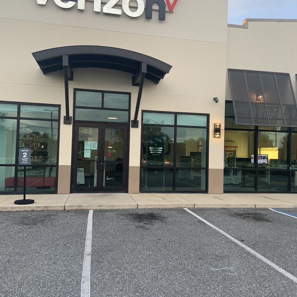 Verizon - Look!  Nobody inside!  No sign saying closed early or anything!! - Mobile Phones Near Me - Destin, Florida