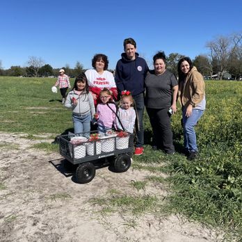 Branford Farm Stand - Making precious memories! Look at the smile on those little faces, priceless! - Mexican Near Me - Branford, Florida