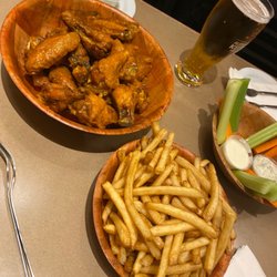 Duff's Famous Wings - Medium wings and fries