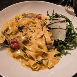 GiovanniR - Nr . 235 - - Tagliatelle Anatra :  Bandnudel , mit Entenstreifen  in Trüffelsoße , Rucola und Pinienkernen