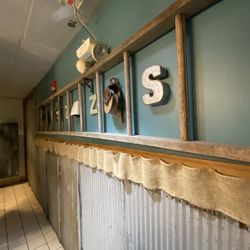Buzz's BBQ & Steakhouse - Ladies room