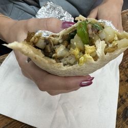 Straw Market - Veggie burrito no tomato l