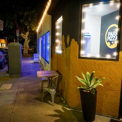 Park Pizza - Night time patio seating