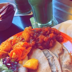 Dromedar - Essen vom veganen Buffet und der Cocktail "die Steppe Afrikas"