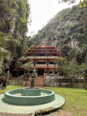 Sam Poh Tong Temple by null